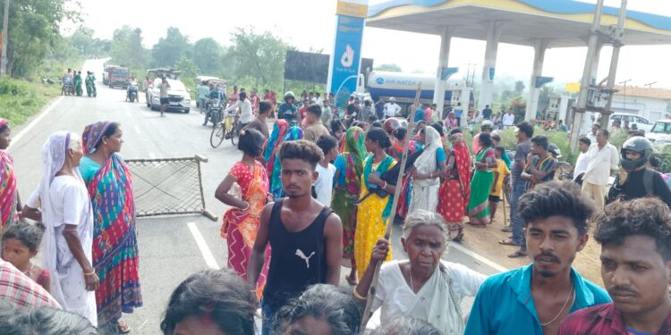 jamshedpur protest- सड़क दुर्घटना में युवक की मौत के विरोध में सड़क पर शव रखकर किया जाम, मुआवजे की मांग पर अड़े रहे ग्रामीण, वाहनों की लंबी लगी कतार jamshedpur protest- सड़क दुर्घटना में युवक की मौत के विरोध में सड़क पर शव रखकर किया जाम, मुआवजे की मांग पर अड़े रहे ग्रामीण, वाहनों की लंबी लगी कतार