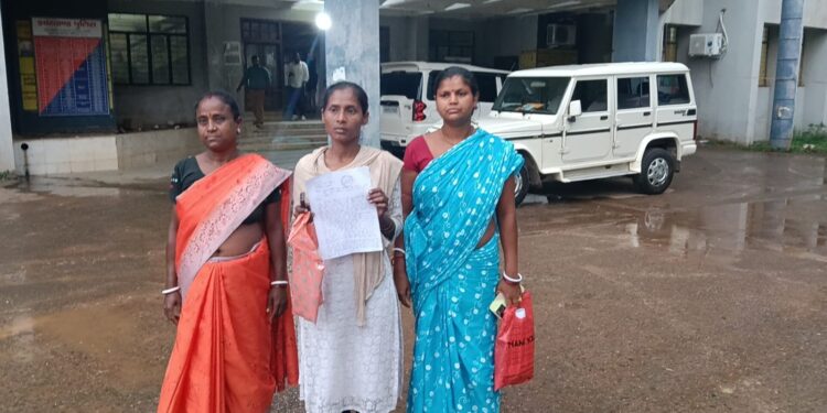 adityapur police allegations : बेटे को न्याय दिलाने के लिए पीड़िता पहुंची सरायकेला एसपी ऑफिस, आदित्यपुर थानेदार समेत टाइगर मोबाइल जवानों पर लगाए कई गंभीर आरोप, देखिए video