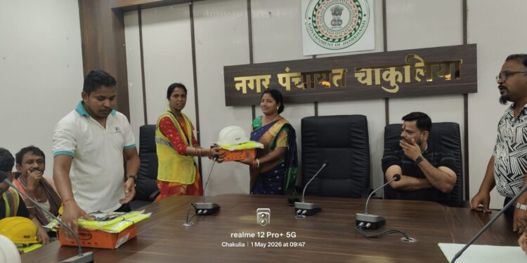 jamshedpur rural labour day- चाकुलिया में मजदूर दिवस पर नपं कार्यालय में मजदूरों को किया गया सम्मानित jamshedpur rural labour day- चाकुलिया में मजदूर दिवस पर नपं कार्यालय में मजदूरों को किया गया सम्मानित