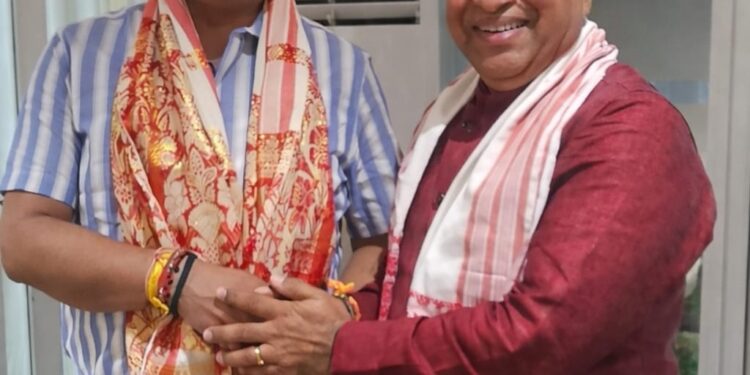 jamshedpur bjp leader meets assam cm : मुख्यमंत्री हिमंता बिस्वा सरमा से मिलकर कुलवंत सिंह बंटी ने दी बधाई, शपथ ग्रहण समारोह में लिया हिस्सा