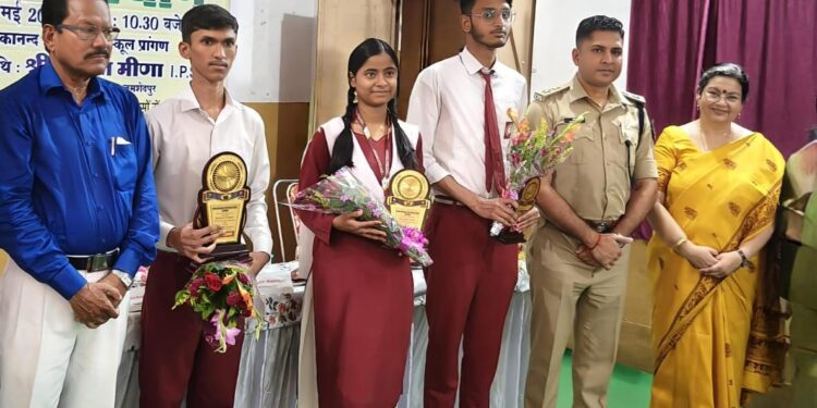 jamshedpur vivekananda international school-आईसीएसई में विवेकानंद इंटरनेशनल स्कूल का शानदार प्रदर्शन, टॉपर्स हुए सम्मानित, सिटी एसपी ललित मीणा ने मेधावी छात्रों को किया सम्मानित, एआई में 99 प्रतिशत लानेवाले छात्र को मिला विशेष सम्मान jamshedpur vivekananda international school-आईसीएसई में विवेकानंद इंटरनेशनल स्कूल का शानदार प्रदर्शन, टॉपर्स हुए सम्मानित, सिटी एसपी ललित मीणा ने मेधावी छात्रों को किया सम्मानित, एआई में 99 प्रतिशत लानेवाले छात्र को मिला विशेष सम्मान