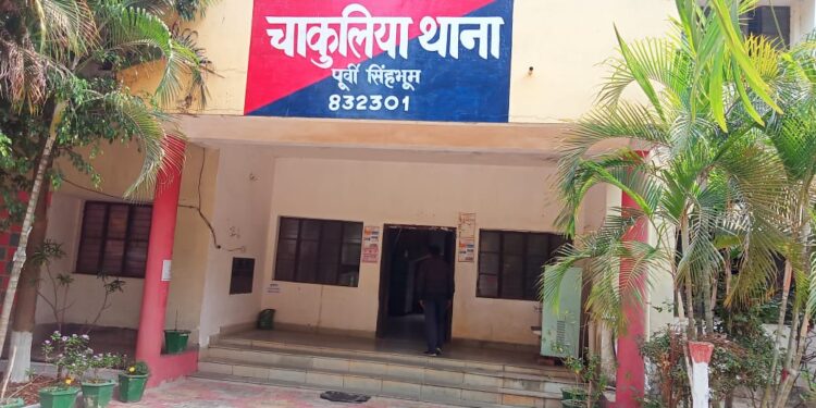 jamshedpur rural police action- चाकुलिया के वाजपेयी नगर कॉलोनी में पुलिस का छापा, महेश गागराई के घर से 500 ग्राम गांजा बरामद