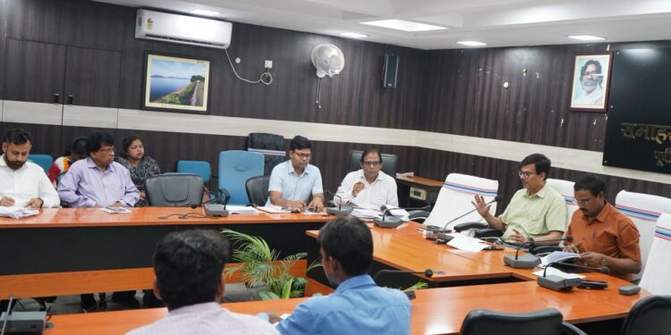 jamshedpur dc review meeting : जमशेदपुर के उपायुक्त ने की पेयजल एवं स्वच्छता विभाग की समीक्षात्मक बैठक, ड्राई जोन, टैंकर से पेयजलापूर्ति, जल स्रोत मरम्मत एवं विभागीय योजनाओं में प्रगति की समीक्षा कर दिए आवश्यक दिशा-निर्देश