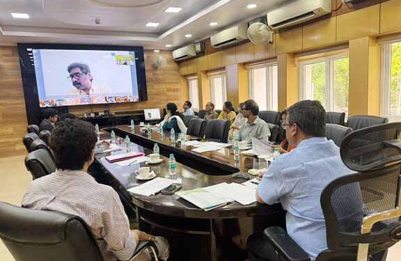 jharkhand cm video conferencing meeting : मुख्यमंत्री हेमन्त सोरेन ने वीडियो कॉन्फ्रेंसिंग के माध्यम से राज्य के वरीय पदाधिकारियों एवं सभी उपायुक्तों के साथ बैठक कर भीषण गर्मी तथा बढ़ते तापमान की स्थिति की विस्तृत समीक्षा की, आमजन को न हो पेयजल की असुविधा; क्षेत्रीय जलस्रोतों की हो नियमित मॉनिटरिंग और समस्याओं का त्वरित समाधान jharkhand cm video conferencing meeting : मुख्यमंत्री हेमन्त सोरेन ने वीडियो कॉन्फ्रेंसिंग के माध्यम से राज्य के वरीय पदाधिकारियों एवं सभी उपायुक्तों के साथ बैठक कर भीषण गर्मी तथा बढ़ते तापमान की स्थिति की विस्तृत समीक्षा की, आमजन को न हो पेयजल की असुविधा; क्षेत्रीय जलस्रोतों की हो नियमित मॉनिटरिंग और समस्याओं का त्वरित समाधान