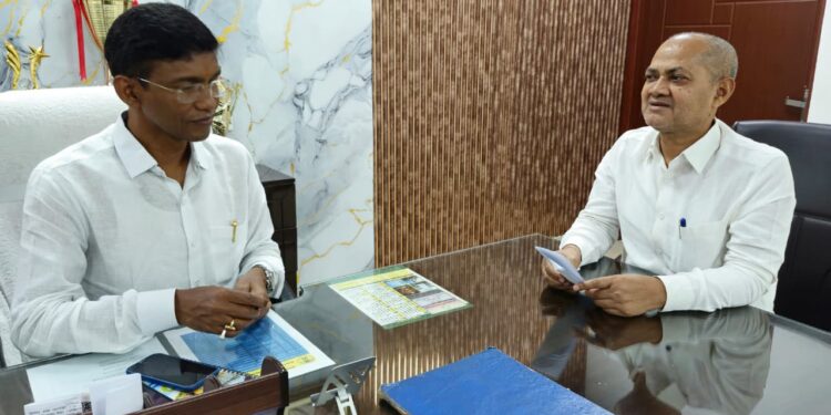 adityapur electricity problem : कुलुपटांगा फीडर में निर्बाध बिजली आपूर्ति को लेकर विद्युत जीएम से मिले पुरेंद्र नारायण सिंह, समस्या के निराकरण का खुला रास्ता