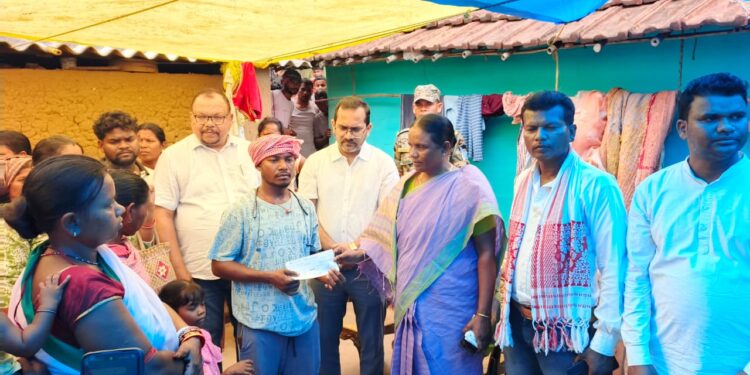 west singhbhum mp joba majhi-राजनगर में जच्चा-बच्चा मौत मामले में पीड़ित परिवार से मिली सांसद जोबा माझी, 4.20 लाख रुपये का सौंपा चेक