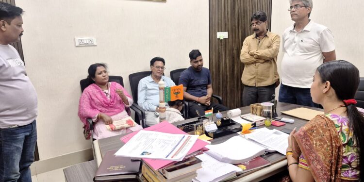 jamshedpur east mla purnima sahu : बिरसानगर पीएम आवास योजना के लाभुकों ने गृह प्रवेश और बैंक लोन की समस्या को लेकर विधायक पूर्णिमा साहू से की मुलाकात, पूर्णिमा साहू ने मंत्री सुदिव्य सोनू से की दूरभाष पर वार्ता, पीएम आवास आवंटन में तेजी लाने की रखी मांग jamshedpur east mla purnima sahu : बिरसानगर पीएम आवास योजना के लाभुकों ने गृह प्रवेश और बैंक लोन की समस्या को लेकर विधायक पूर्णिमा साहू से की मुलाकात, पूर्णिमा साहू ने मंत्री सुदिव्य सोनू से की दूरभाष पर वार्ता, पीएम आवास आवंटन में तेजी लाने की रखी मांग