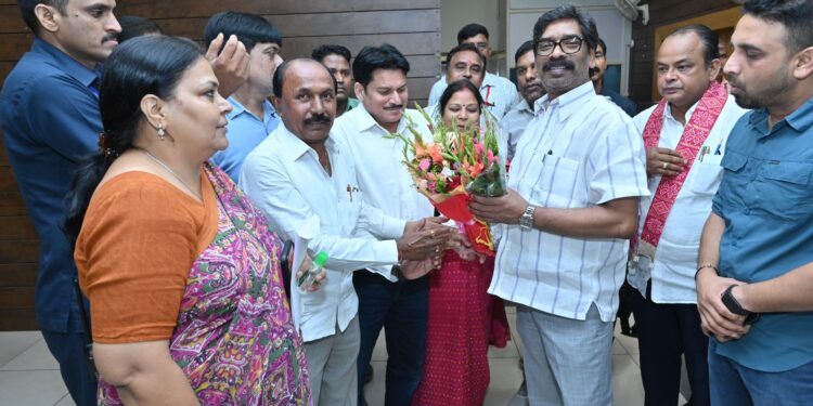 jamshedpur SC coordination committee met CM अनुसूचित जाति समन्वय समिति ने मुख्यमंत्री हेमंत सोरेन से की मुलाकात, जाति प्रमाण पत्र समस्या समाधान की लगायी गुहार