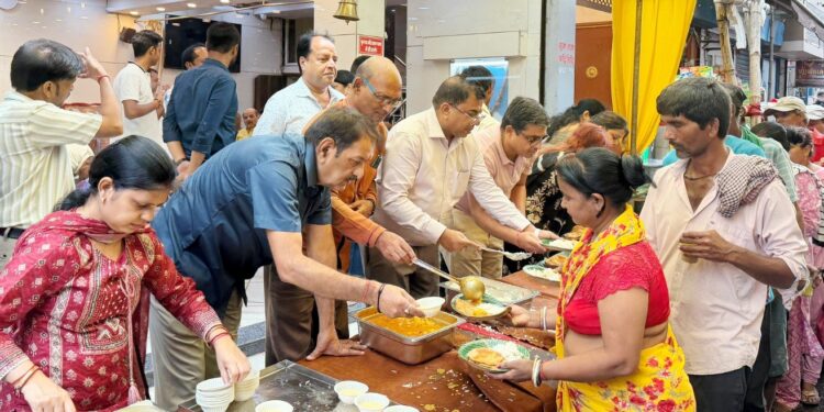 jamshedpur marwari samaj- मारवाड़ी समाज ने साकची में 2500 लोगों के बीच बांटा भोजन,लालचंद व बबलू अग्रवाल की ओर से किया गया आयोजन jamshedpur marwari samaj- मारवाड़ी समाज ने साकची में 2500 लोगों के बीच बांटा भोजन,लालचंद व बबलू अग्रवाल की ओर से किया गया आयोजन