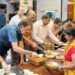 jamshedpur marwari samaj- मारवाड़ी समाज ने साकची में 2500 लोगों के बीच बांटा भोजन,लालचंद व बबलू अग्रवाल की ओर से किया गया आयोजन jamshedpur marwari samaj- मारवाड़ी समाज ने साकची में 2500 लोगों के बीच बांटा भोजन,लालचंद व बबलू अग्रवाल की ओर से किया गया आयोजन