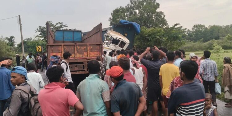 saraikela road accident- राजनगर- चाईबासा मार्ग पर सड़क हादसा, ट्रेलर व हाइवा में टक्कर, हाइवा चालक केबिन में फंसा,मौत, आवागमन बाधित