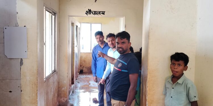jamshedpur potka mla inspection- जेल से भी बदतर स्थिति में रह रहे है सबरनगर आवासीय विद्यालय में 248 आदिवासी छात्र,विधायक के औचक निरीक्षण में हुआ खुलासा, सीएम एवं विभागीय मंत्री को अवगत कराएंगे, देखिए video