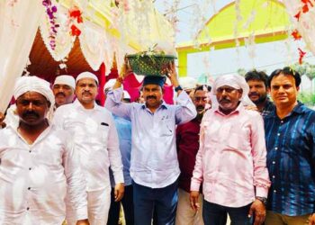 jamshedpur jugsalai mla mangal kalindi : घाटशिला में ख्वाजा इरफान शाह बाबा के सालाना उर्स में विधायक मंगल कालिंदी ने की चादरपोशी, राज्य के सुख, समृद्धि की मांगी दुआएं