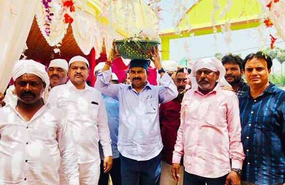 jamshedpur jugsalai mla mangal kalindi : घाटशिला में ख्वाजा इरफान शाह बाबा के सालाना उर्स में विधायक मंगल कालिंदी ने की चादरपोशी, राज्य के सुख, समृद्धि की मांगी दुआएं jamshedpur jugsalai mla mangal kalindi : घाटशिला में ख्वाजा इरफान शाह बाबा के सालाना उर्स में विधायक मंगल कालिंदी ने की चादरपोशी, राज्य के सुख, समृद्धि की मांगी दुआएं