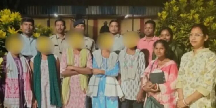 Jharkhand human trafficking : पश्चिम सिंहभूम जिले से मानव तस्करी करने के बड़े नेटवर्क का पता चला, 9 मासूम जिंदगियां करायी गयी मुक्त Jharkhand human trafficking : पश्चिम सिंहभूम जिले से मानव तस्करी करने के बड़े नेटवर्क का पता चला, 9 मासूम जिंदगियां करायी गयी मुक्त