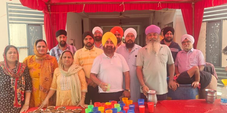 jamshedpur chhabil-जेम्को में गुरु अर्जन देव जी के शहादत दिवस पर लगाई गई छबील, बांटा गया शरबत और प्रसाद