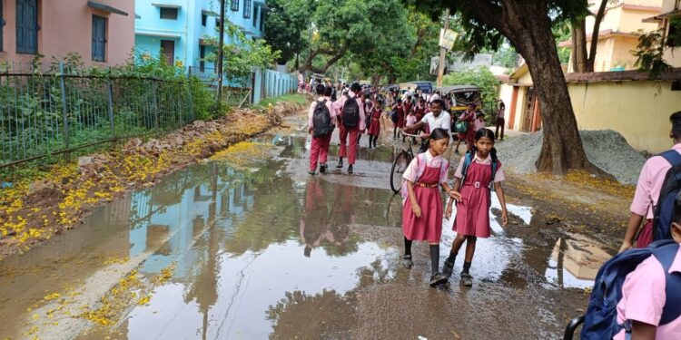 Jamshedpur public issue : सोनारी में बह रहे सीवरेज का गंदा पानी को लेकर लोगों ने जतायी आपत्ति, टाटा स्टील यूआइएसएल ने समस्या का निराकरण का दिया आश्वासन Jamshedpur public issue : सोनारी में बह रहे सीवरेज का गंदा पानी को लेकर लोगों ने जतायी आपत्ति, टाटा स्टील यूआइएसएल ने समस्या का निराकरण का दिया आश्वासन