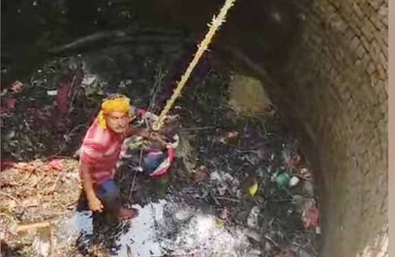 jharkhand deoghar nagar nigam initiative- जलसंकट से राहत की पहल, सार्वजनिक कुएं के जीर्णोद्धार का कार्य शुरू, पार्षद मंजू देवी और उप महापौर टिप चटर्जी के प्रयास से ग्रामीणों को मिलेगी बड़ी राहत