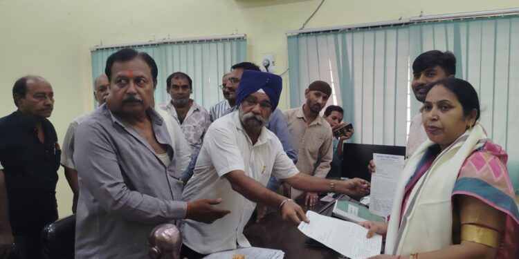 jamshedpur jugsalai protest : जुगसलाई नगर परिषद कार्यालय पर होल्डिंग टैक्स के खिलाफ प्रदर्शन, जनप्रतिनिधियों को घेरा jamshedpur jugsalai protest : जुगसलाई नगर परिषद कार्यालय पर होल्डिंग टैक्स के खिलाफ प्रदर्शन, जनप्रतिनिधियों को घेरा