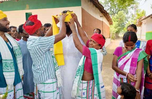 jamshedpur rural damudih new grampradhan-दामुडीह के निवर्तमान ग्रामप्रधान ठाकुर हांसदा ने बेटे मानसिंह हांसदा को सौंपी ग्रामप्रधान की जिम्मेदारी, पारंपरिक ‘दाहड़ी’ प्रदान कर माझी पद की ली जिम्मेदारी jamshedpur rural damudih new grampradhan-दामुडीह के निवर्तमान ग्रामप्रधान ठाकुर हांसदा ने बेटे मानसिंह हांसदा को सौंपी ग्रामप्रधान की जिम्मेदारी, पारंपरिक ‘दाहड़ी’ प्रदान कर माझी पद की ली जिम्मेदारी