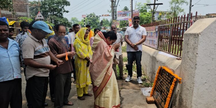 jamshedpur Councilor purnima malik- करनडीह फाटक के समीप नाली एवं कल्वर्ट निर्माण कार्य का शिलान्यास, कहा- बुनियादी समस्याओं का निदान करना हमारी प्राथमिकता