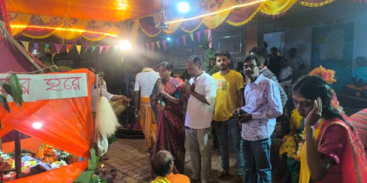 jamshedpur-rural-चाकुलिया के मिस्त्रीपाड़ा में अखंड हरिनाम संकीर्तन में शामिल हुईं भाजपा नेत्री चंदना मुर्मू, सुख-समृद्धि व शांति की कामना jamshedpur-rural-चाकुलिया के मिस्त्रीपाड़ा में अखंड हरिनाम संकीर्तन में शामिल हुईं भाजपा नेत्री चंदना मुर्मू, सुख-समृद्धि व शांति की कामना