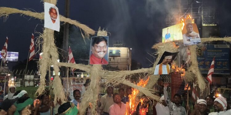 jamshedpur adivasi samaj protest- वनवासी कहे जाने पर भड़का आदिवासी समाज, साकची गोलचक्कर पर अमित शाह समेत भाजपा के पूर्व मुख्यमंत्रियों का किया पुतला दहन, देखिए video jamshedpur adivasi samaj protest- वनवासी कहे जाने पर भड़का आदिवासी समाज, साकची गोलचक्कर पर अमित शाह समेत भाजपा के पूर्व मुख्यमंत्रियों का किया पुतला दहन, देखिए video
