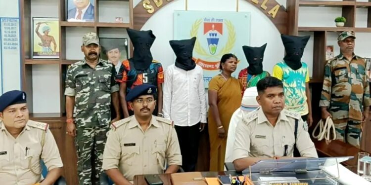 saraikela police success- सरायकेला के बाधा सरदार की हत्या मामले का पुलिस ने खुलासा, पत्नी समेत चार गिरफ्तार, हत्या में प्रयुक्त फरसा, स्कूटी, चार मोबाइल बरामद, घरेलु प्रताड़ना से तंग आकर पत्नी ने भाई संग बनायी हत्या की योजना