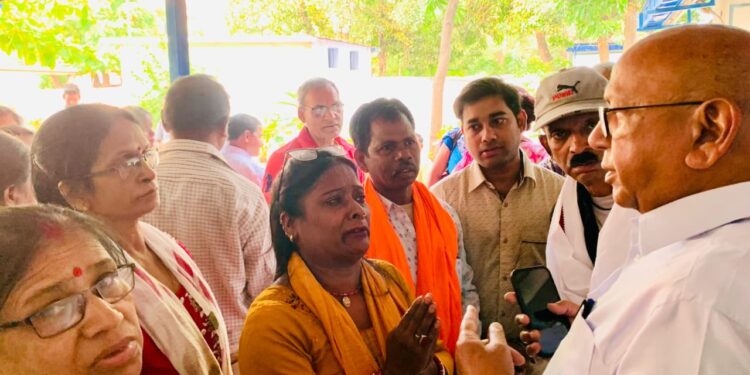 jamshedpur pm awas meeting hungama : जमशेदपुर के विधायक सरयू राय के आवास पर हुई पीएम आवास योजना के लाभुकों संग जरूरी बैठक, प्रोजेक्ट हेड और डीएमसी रहे मौजूद, 31 मई तक प्रोजेक्ट तैयार करने का मिला आश्वासन, विधायक सरयू राय ने कहा – चाबी लाभुकों को नहीं मिली तो 1 जून से अनशन