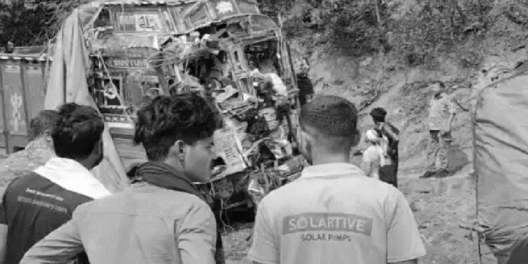 jharkhand chatra accident-चतरा में सड़क हादसा, दो ट्रकों में चक्कर, चालक-खलासी केबिन में फंसा, मौत