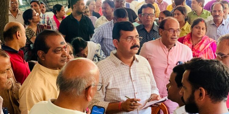 jamshedpur mla saryu roy-पीएम आवास के सैकड़ों लाभार्थियों ने विधायक सरयू राय को बताई अपनी परेशानी, लाभार्थियों ने किया 6 मई को गृहप्रवेश पूजा कराने का फैसला, सरयू राय ने कहा- पंडितजी, शामियाना, पूजन सामग्री की व्यवस्था मेरी, लाभार्थियों का मैं सिर्फ सहयोग कर रहा हूं