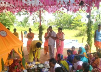 jamshedpur rural- कांकड़ीशोल में आयोजित हरिनाम संकीर्तन में शामिल हुईं भाजपा नेत्री चंदना मुर्मू,सुख-समृद्धि व शांति की कामना jamshedpur rural- कांकड़ीशोल में आयोजित हरिनाम संकीर्तन में शामिल हुईं भाजपा नेत्री चंदना मुर्मू,सुख-समृद्धि व शांति की कामना