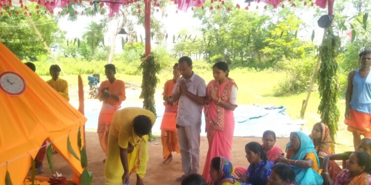 jamshedpur rural- कांकड़ीशोल में आयोजित हरिनाम संकीर्तन में शामिल हुईं भाजपा नेत्री चंदना मुर्मू,सुख-समृद्धि व शांति की कामना