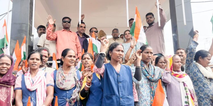 jamshedpur intuc- मजदूर दिवस पर इंटक ने निकाली भव्य शोभायात्रा, नेताजी को याद कर श्रमिकों को अंगवस्त्र देकर किया सम्मानित