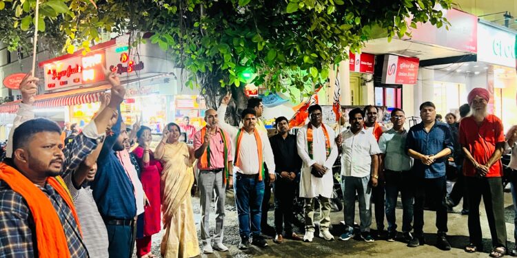 jamshedpur bistupur bjp : भाजपा बिष्टुपुर मंडल ने बांटे लड्डू, मनायी भव्य खुशियां
