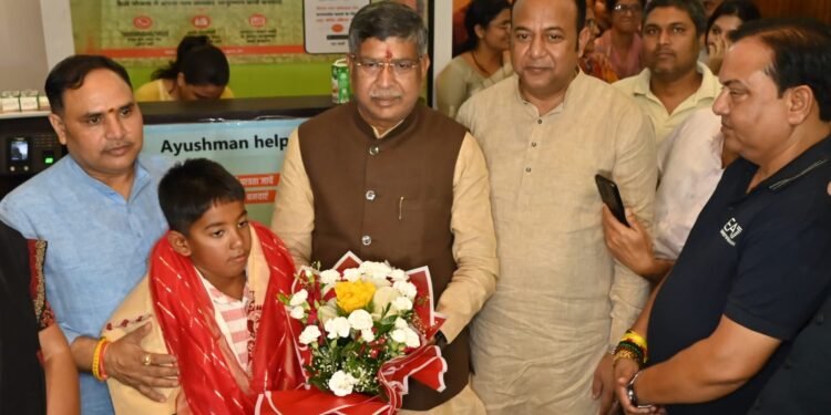 jharkhand proud-रांची के नन्हे प्रतिभाशाली तैराक ईशांक सिंह को भाजपा ने घर जाकर किया सम्मानित, ईशांक की उपलब्धि असाधारण प्रतिभा और निरंतर कठोर अभ्यास का परिणाम : आदित्य साहू,ईशांक ने पाक स्ट्रेट की 29 किमी की दूरी मात्र 9 घंटे 50 मिनट में तैरकर विश्व रिकॉर्ड बनाया