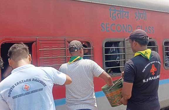 Jamshedpur scouts and guides water service : चक्रधरपुर रेल मंडल के छह स्टेशनों पर पेयजल सेवा कर रहे हैं रेलवे के स्काउट्स, सुबह 9:30 से शाम 6:30 बजे तक यात्रियों को मुहैया करा रहे पेयजल