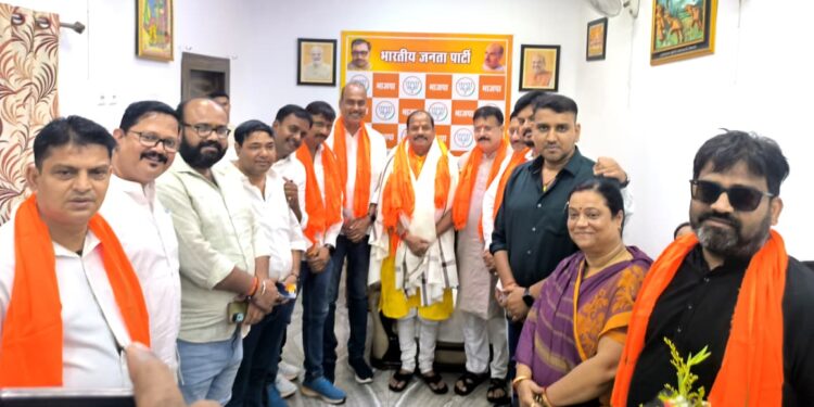 jamshedpur ex cm raghubar das birthday- पूर्व सीएम रघुवर दास के जन्मदिन पर हजारों भाजपा कार्यकर्ताओं ने दी शुभकामनाएं, सूर्य मंदिर परिसर में पूर्व सीएम ने किया पौधरोपण, एग्रिको आवास पर शुभचिंतकों की रही भीड़ jamshedpur ex cm raghubar das birthday- पूर्व सीएम रघुवर दास के जन्मदिन पर हजारों भाजपा कार्यकर्ताओं ने दी शुभकामनाएं, सूर्य मंदिर परिसर में पूर्व सीएम ने किया पौधरोपण, एग्रिको आवास पर शुभचिंतकों की रही भीड़