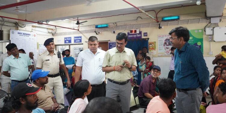 jamshedpur dc in action : जमशेदपुर के उपायुक्त ने सदर अस्पताल का औचक निरीक्षण कर व्यवस्थाओं का किया अवलोकन, बेहतर स्वास्थ्य सेवाओं के दिए सख्त निर्देश, साफ दिया संदेश, लापरवाही बरदाश्त नहीं