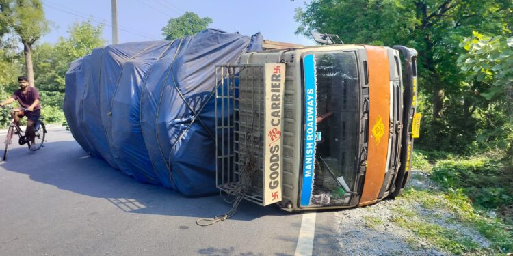 jamshedpur rural accident-पोटका में कार और मालवाहक 609 ट्रक में सीधी भिड़ंत, दोनों वाहन पलटे, पांच घायल jamshedpur rural accident-पोटका में कार और मालवाहक 609 ट्रक में सीधी भिड़ंत, दोनों वाहन पलटे, पांच घायल