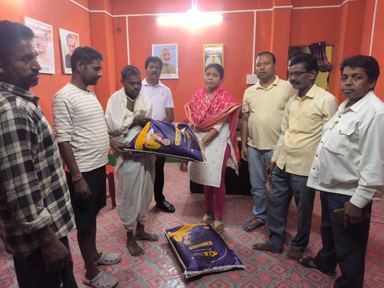 jamshedpur rural- चाकुलिया में श्राद्धकर्म के लिए भाजपा नेत्री चन्दना मुर्मू ने किया सहयोग