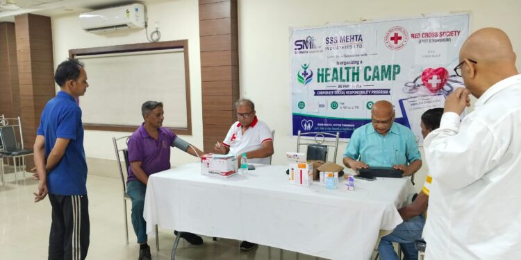 jamshedpur red cross society- आदित्यपुर एसिया भवन में मेहता इंडस्ट्रीज ने लगाया स्वास्थ्य जांच शिविर,61 रोगियों की हुई जांच, 16 को चश्मा व 3 रोगियों का होगा मोतियाबिंद ऑपरेशन