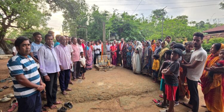 jamshedpur rural- बंगाल सीमा से सटे पाकुड़िया और दक्षिणशोल में सांसद विद्युत वरण महतो ने किया दो योजनाओं का शिलान्यास