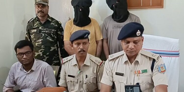 West singhbhum human trafficking busted : चक्रधरपुर पुलिस ने मानव तस्करी के बड़े मामले का किया खुलासा, के2 होटल से 30 मजदूर व 6 नाबालिग बच्चे कराए गए मुक्त, एएसपी सह एसडीपीओ के नेतृत्व में गठित दल ने की कार्रवाई West singhbhum human trafficking busted : चक्रधरपुर पुलिस ने मानव तस्करी के बड़े मामले का किया खुलासा, के2 होटल से 30 मजदूर व 6 नाबालिग बच्चे कराए गए मुक्त, एएसपी सह एसडीपीओ के नेतृत्व में गठित दल ने की कार्रवाई