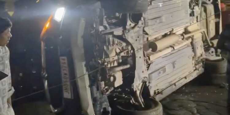 Jamshedpur accident – जमशेदपुर में तेज रफ्तार का कहर: मरीन ड्राइव पर बिजली के पोल से टकराकर कार पलटी, ड्राइवर बाल-बाल बचा