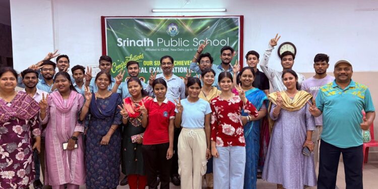 Jamshedpur school : आदित्यपुर के श्रीनाथ पब्लिक स्कूल ने एआइएसएससीइ के छात्र-छात्राओं ने किया बेहतर प्रदर्शन, शत प्रतिशत रिजल्ट