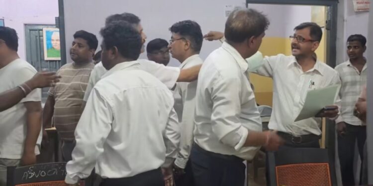 Jamshedpur court fraud – जमशेदपुर कोर्ट के बाहर फर्जी दस्तावेज बनाने वाले रैकेट का खुलासा, अधिवक्ताओं के छापेमारी में नकली मुहरें व अन्य दस्तावेज बरामद Jamshedpur court fraud – जमशेदपुर कोर्ट के बाहर फर्जी दस्तावेज बनाने वाले रैकेट का खुलासा, अधिवक्ताओं के छापेमारी में नकली मुहरें व अन्य दस्तावेज बरामद