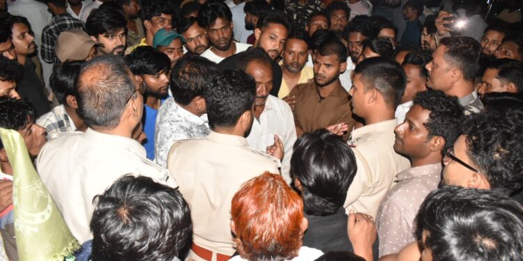 Jamshedpur youth death case – मानगो में जानलेवा हमले में घायल युवक की मौत के बाद भड़के परिजन, चेपा पुल के पास शव रखकर किया हंगामा, फरार आरोपियों की गिरफ्तारी की मांग, देखिए – video