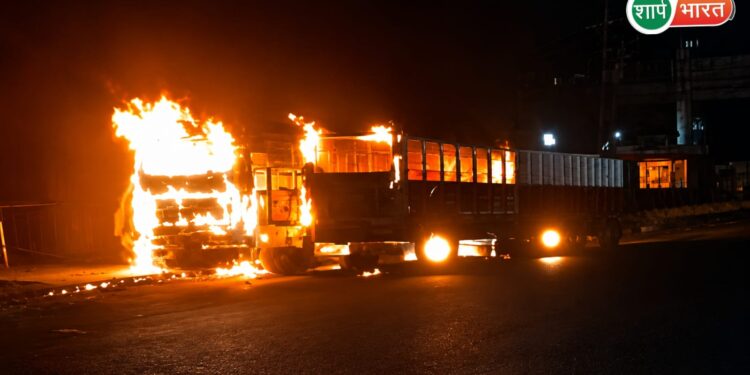 Jamshedpur late night fire – शंकोसाई में देर रात सड़क किनारे खड़ी दो बसों में लगी भीषण आग, जलकर खाक, देखिए – video