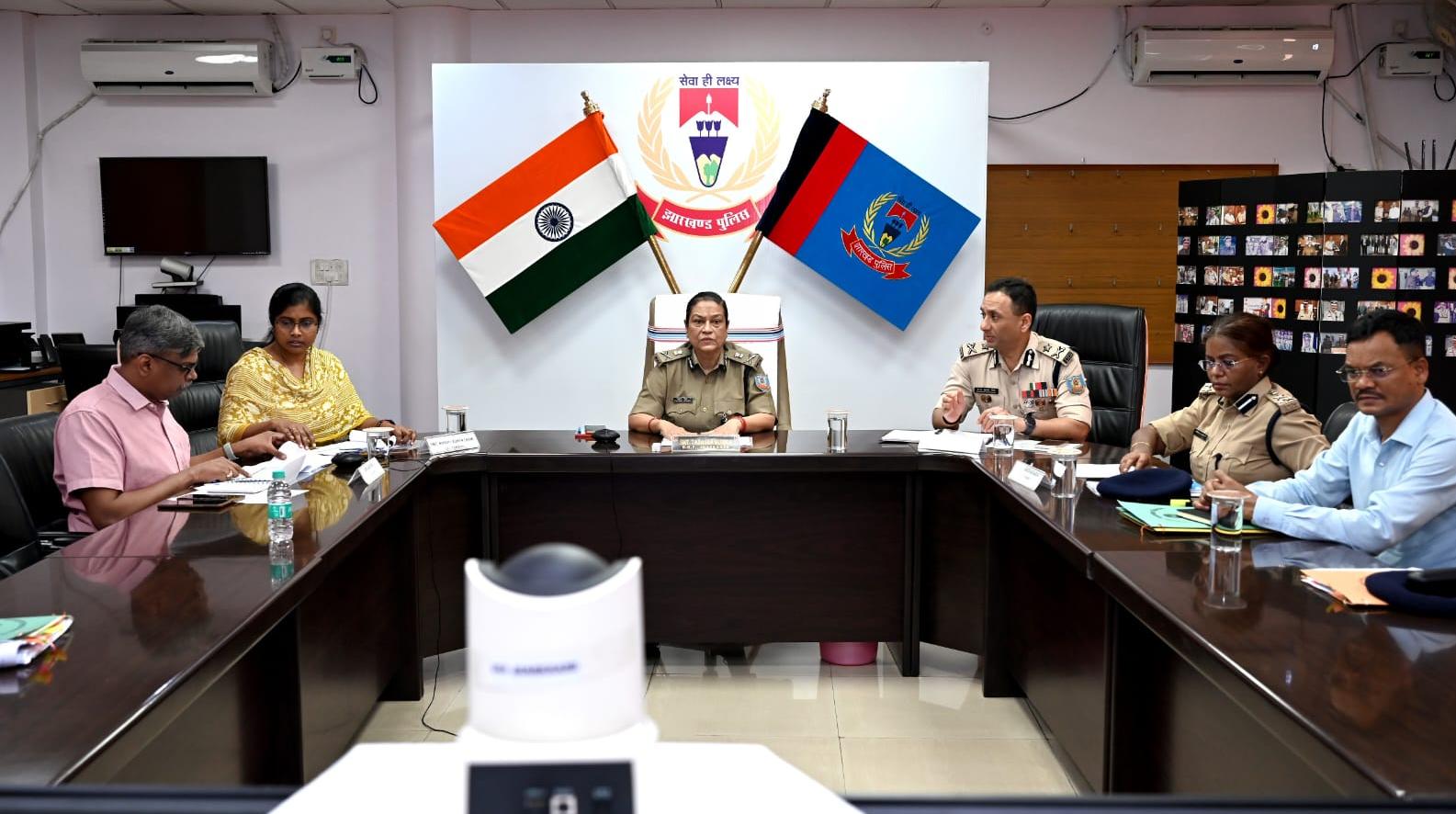 Jharkhand dgp meeting : झारखंड की डीजीपी ने की अपराध और अपराधियों को कंट्रोल करने को लेकर बैठक, नये अपराधिक कानूनों के परिप्रेक्ष्य में ई-साक्ष्य ऐप की दी गयी सारे एसएसपी और एसपी को जानकारी Jharkhand dgp meeting : झारखंड की डीजीपी ने की अपराध और अपराधियों को कंट्रोल करने को लेकर बैठक, नये अपराधिक कानूनों के परिप्रेक्ष्य में ई-साक्ष्य ऐप की दी गयी सारे एसएसपी और एसपी को जानकारी